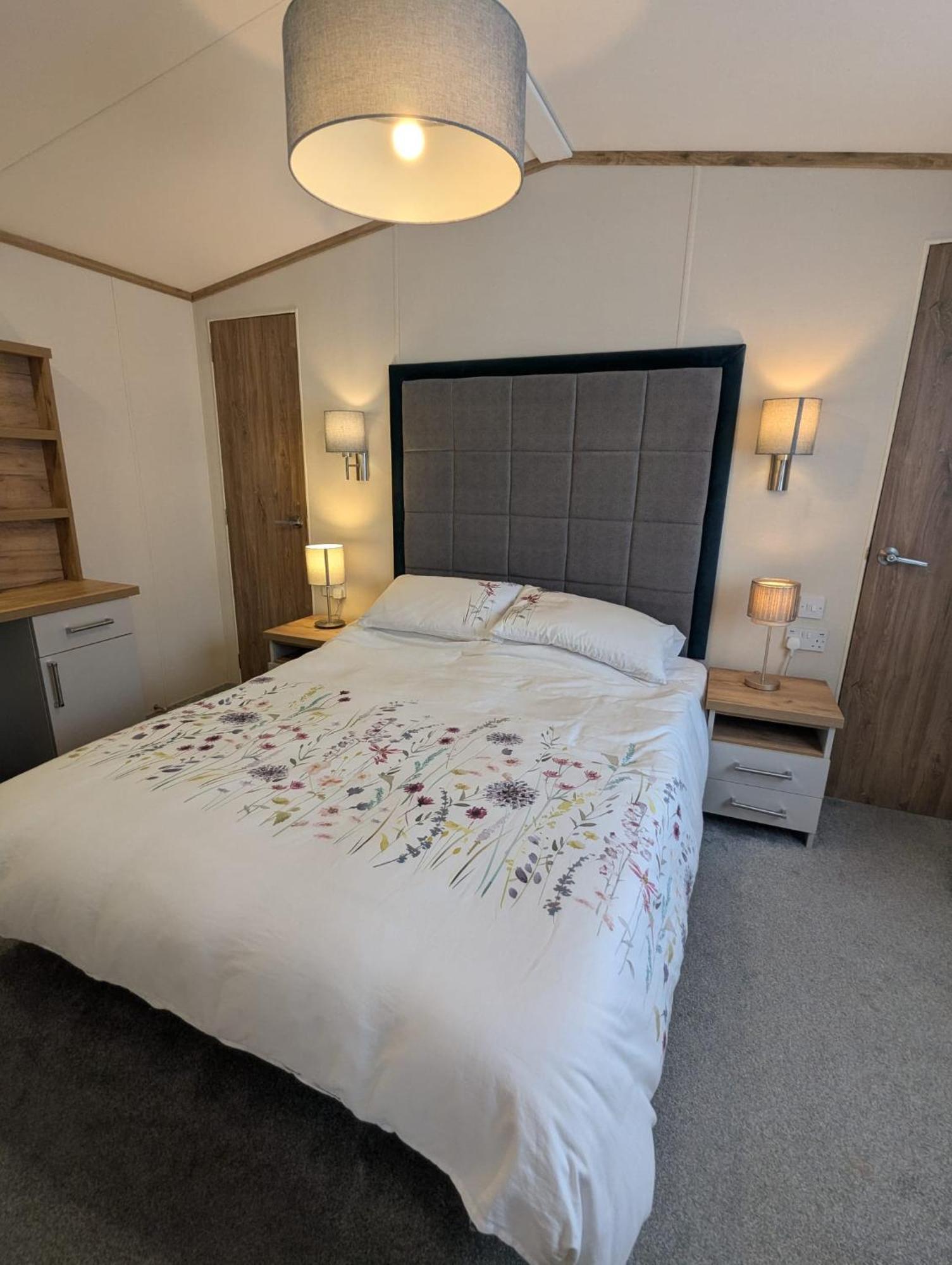 Spacious Comfortable Holiday Home With Unique Layout On 5 Star Shorefield Holiday Park Milford on Sea Zewnętrze zdjęcie