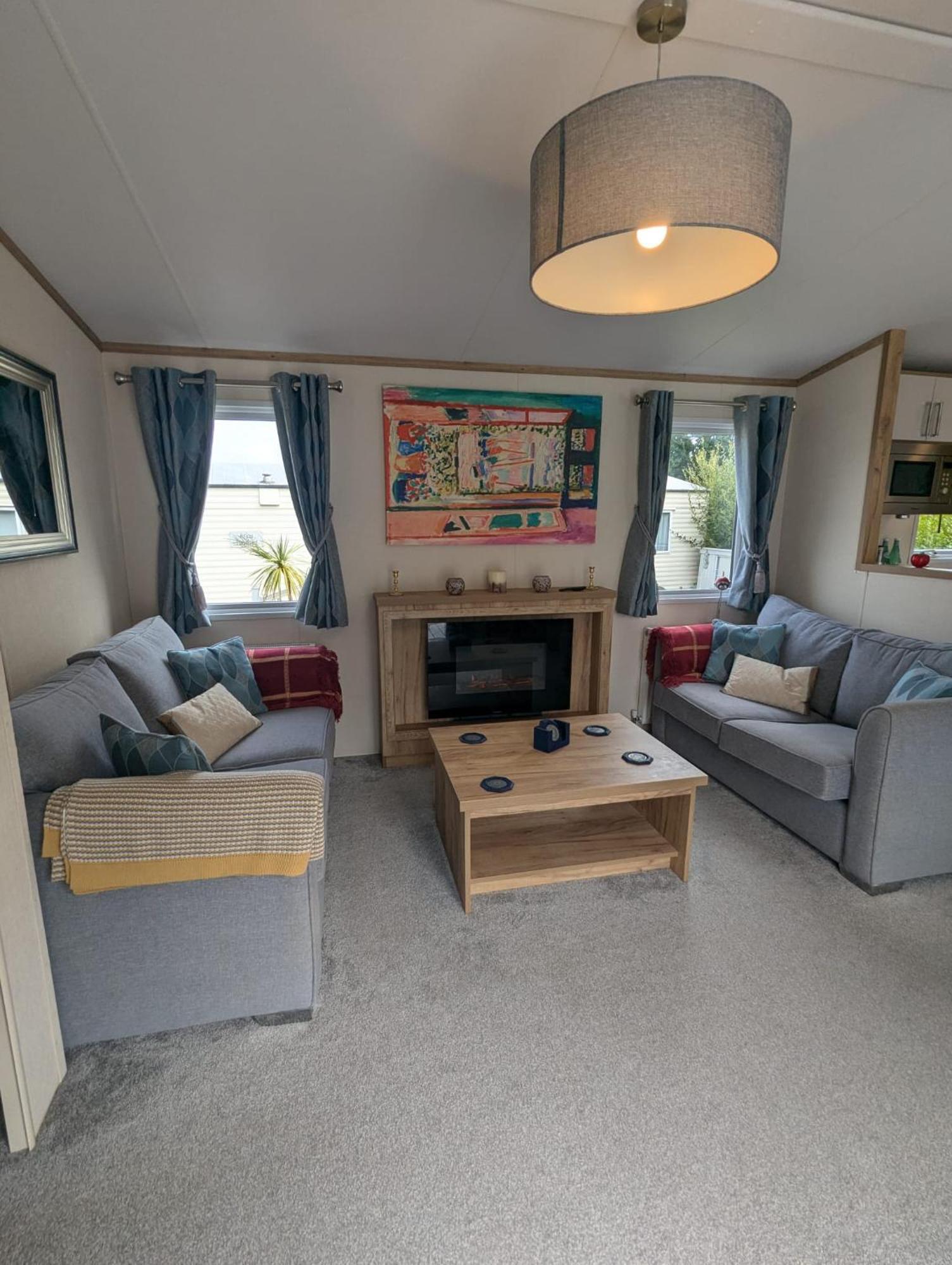 Spacious Comfortable Holiday Home With Unique Layout On 5 Star Shorefield Holiday Park Milford on Sea Zewnętrze zdjęcie