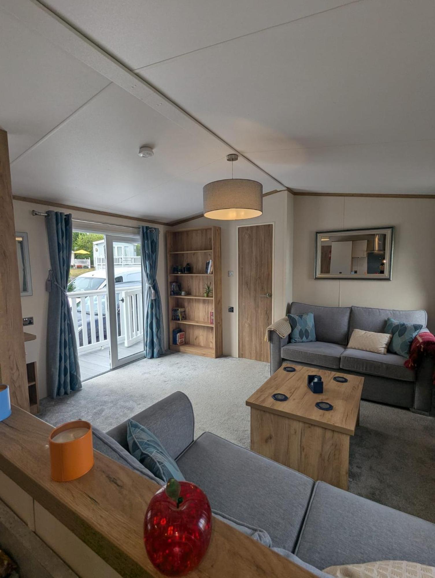 Spacious Comfortable Holiday Home With Unique Layout On 5 Star Shorefield Holiday Park Milford on Sea Zewnętrze zdjęcie
